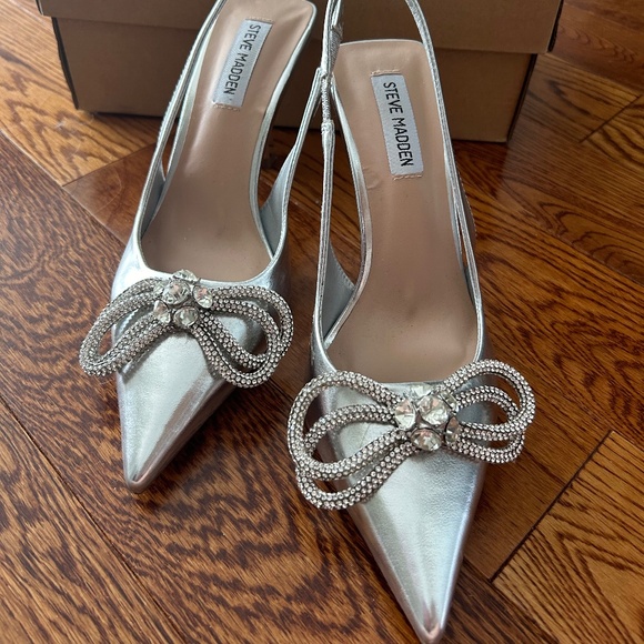 Steve Madden Silver Bow “Inella” heels - Picture 1 of 4